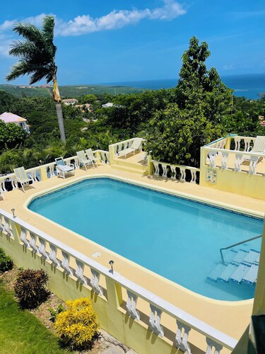 Couple's Romantic Paradise 1-bedroom apartment in Discovery Bay with AC