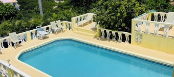 Couple's Romantic Paradise 1-bedroom apartment in Discovery Bay with AC