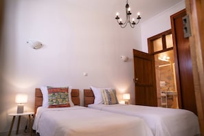 3 bedrooms, iron/ironing board, Internet, bed sheets - Portuguese Style House in the Heart of Portimão with Wi-Fi and Air Conditioning (Portimão)