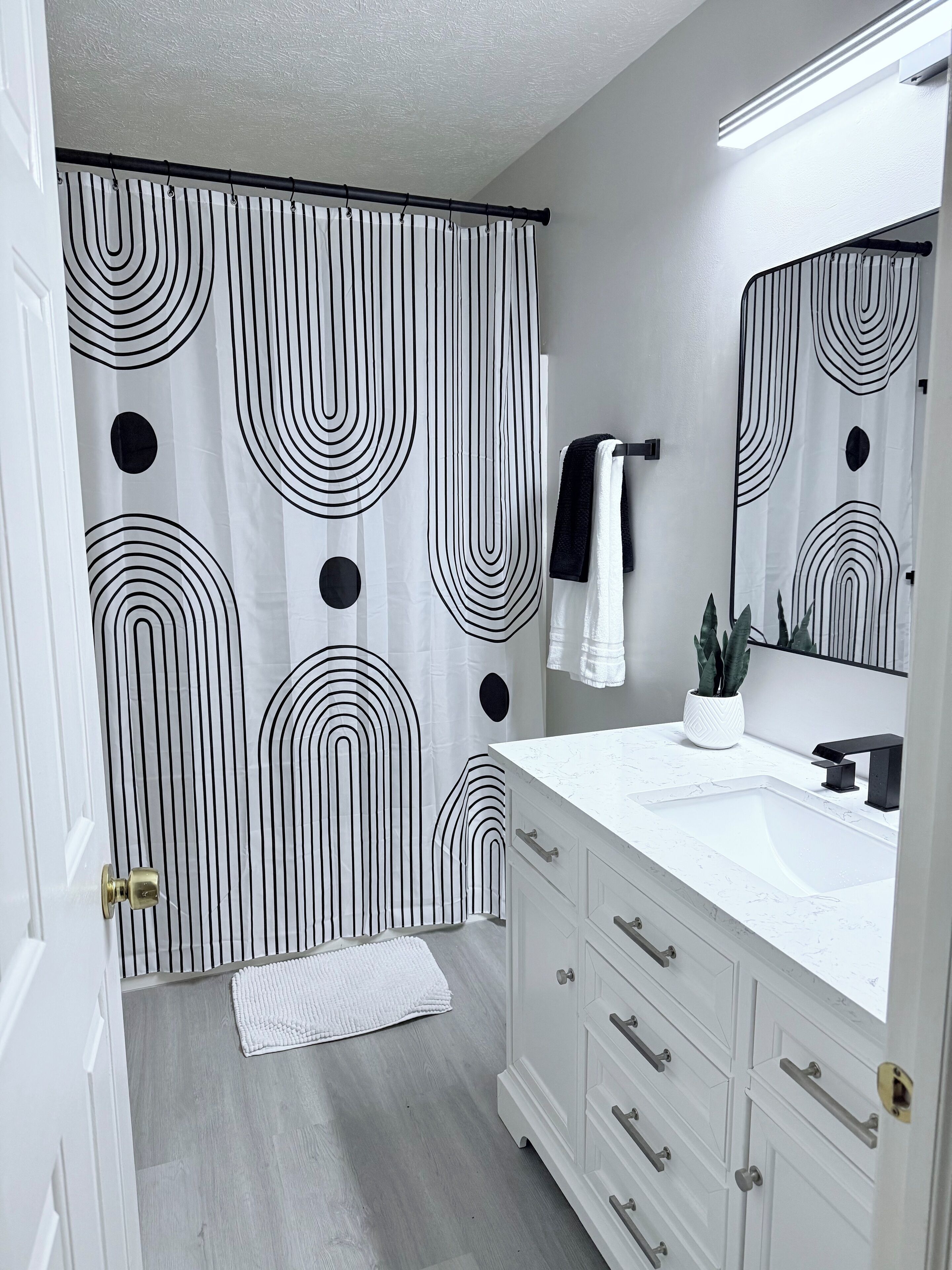 Douche, sèche-cheveux, serviettes fournies