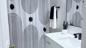 Douche, sèche-cheveux, serviettes fournies