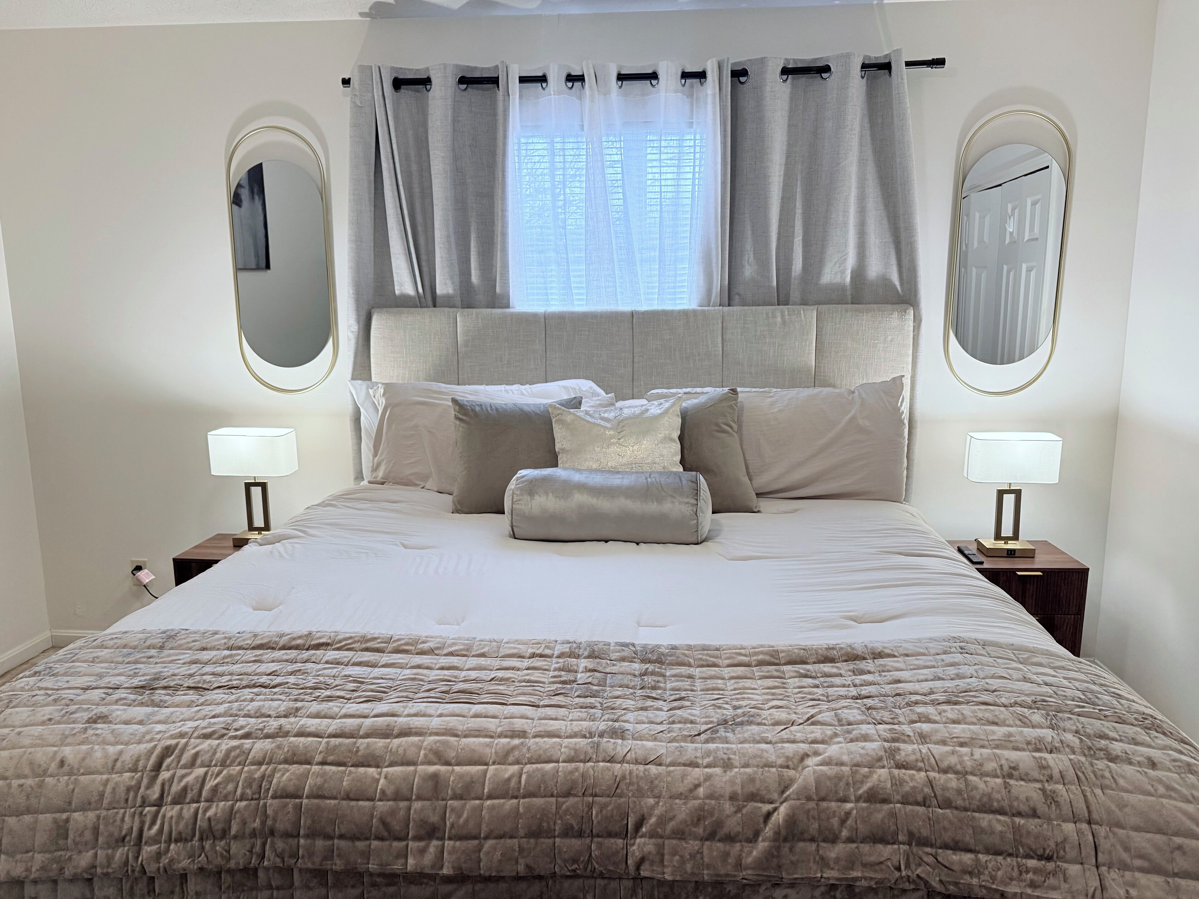 3 habitaciones, tabla de planchar con plancha, wifi y ropa de cama 