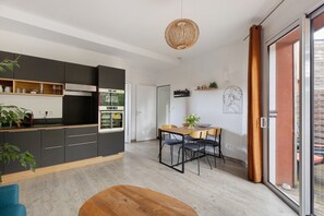 Frigorífico, microondas, horno y placa de cocina