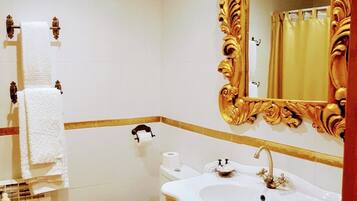Een douche, een haardroger, handdoeken, zeep