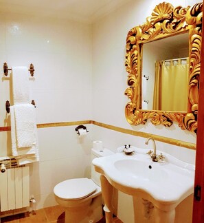 Douche, sèche-cheveux, serviettes fournies, savon