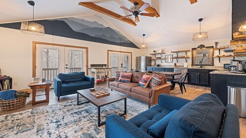 Luxury Family Friendly Renovated Mountain Lodge w Hot Tub - Peaceful Retreat