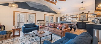 Luxury Family Friendly Renovated Mountain Lodge w Hot Tub - Peaceful Retreat