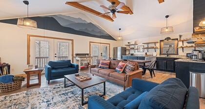 Luxury Family Friendly Renovated Mountain Lodge w Hot Tub - Peaceful Retreat