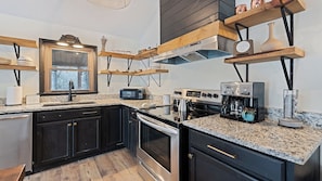 Microondas, horno, placa de cocina y lavavajillas