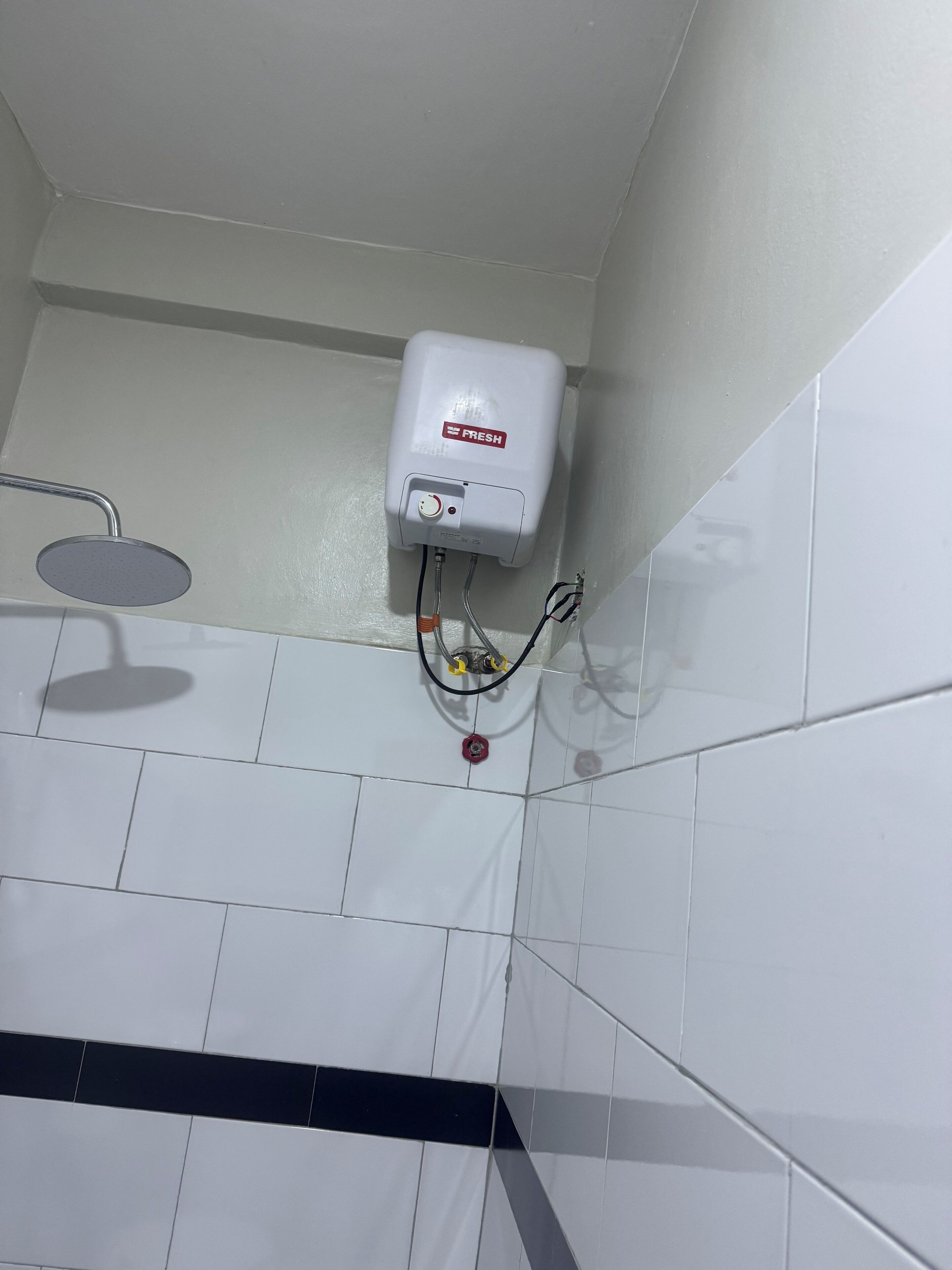 Habitación individual estándar, vistas a la ciudad | Baño | Ducha, toallas, jabón y papel higiénico