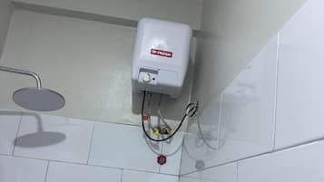 Habitación individual estándar, vistas a la ciudad | Baño | Ducha, toallas, jabón y papel higiénico