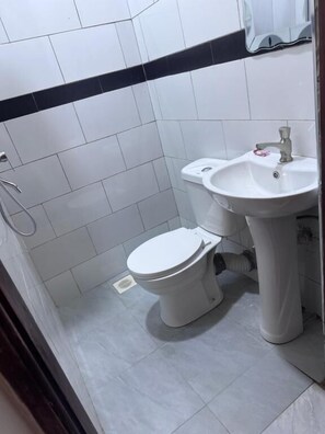 Shower, towels, soap, toilet paper - Pentagon Hotel (Fort Portal)