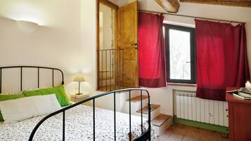 4 bedrooms, iron/ironing board, WiFi, bed sheets