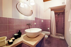 Doccia, asciugacapelli, bidet, asciugamani