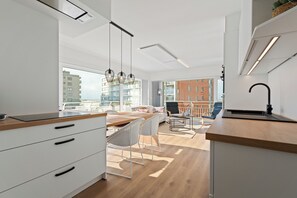 Kühlschrank, Mikrowelle, Herdplatte