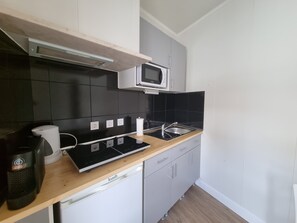 Een magnetron, een kookplaat