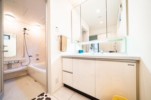 Hair dryer, towels, soap, toilet paper - Roppongi 4 min Walk｜Private Luxury House for 6–8 Guests (港区)