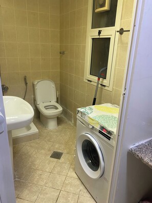 Sèche-cheveux, serviettes fournies, savon, papier toilette