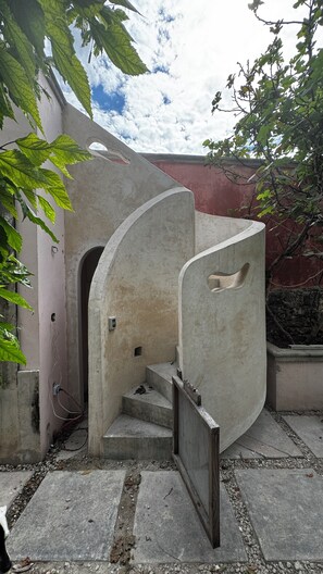 المنطقة المحيطة بالمنشأة