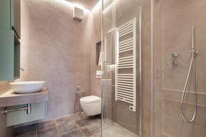 Douche, sèche-cheveux, serviettes fournies