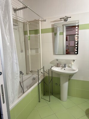 Hair dryer, towels, soap, toilet paper - Chloe's House - A few steps from Navigli Bocconi-NABA-IULM (Milano)