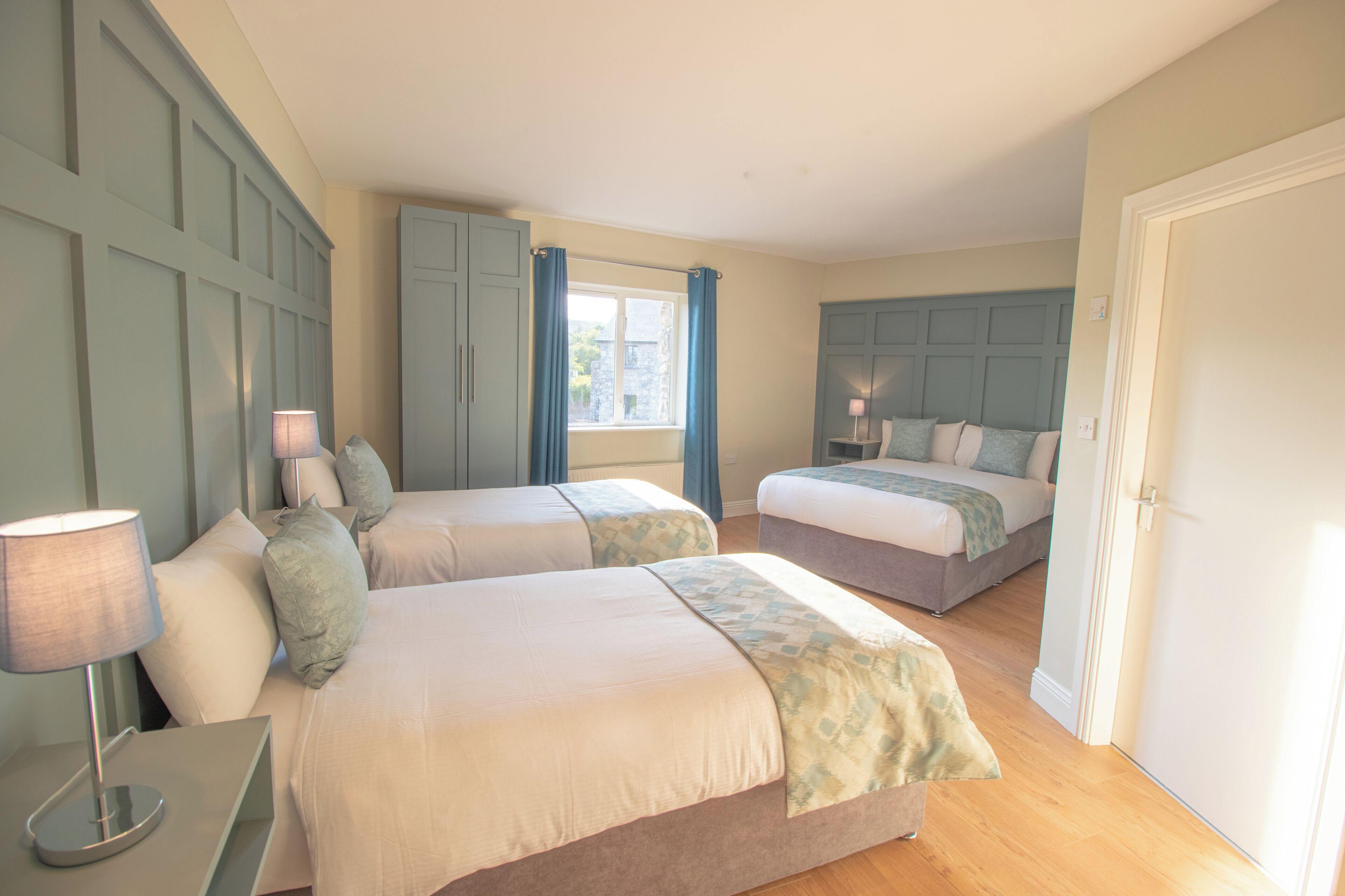 Family Studio Suite | Desk, free WiFi