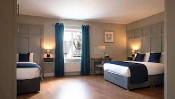 Dreibettzimmer | Badezimmer | Dusche, Handtücher, Seife, Shampoo