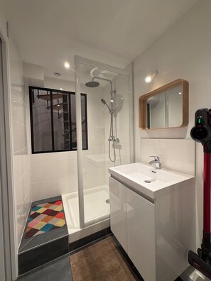 Serviettes fournies, papier toilette