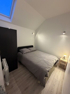 2 chambres, fer et planche à repasser, accès Internet, draps fournis