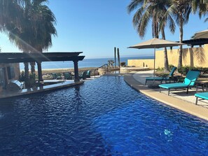 Area piscina con lettini e vista sull'oceano.