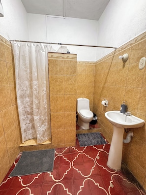 Sèche-cheveux, serviettes fournies, savon, papier toilette