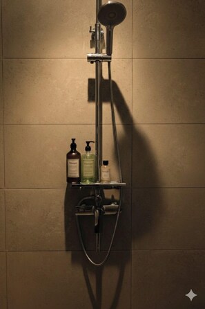 Shower, towels, soap, shampoo - Nungwi Turtle Cave resort  (Nungwi)