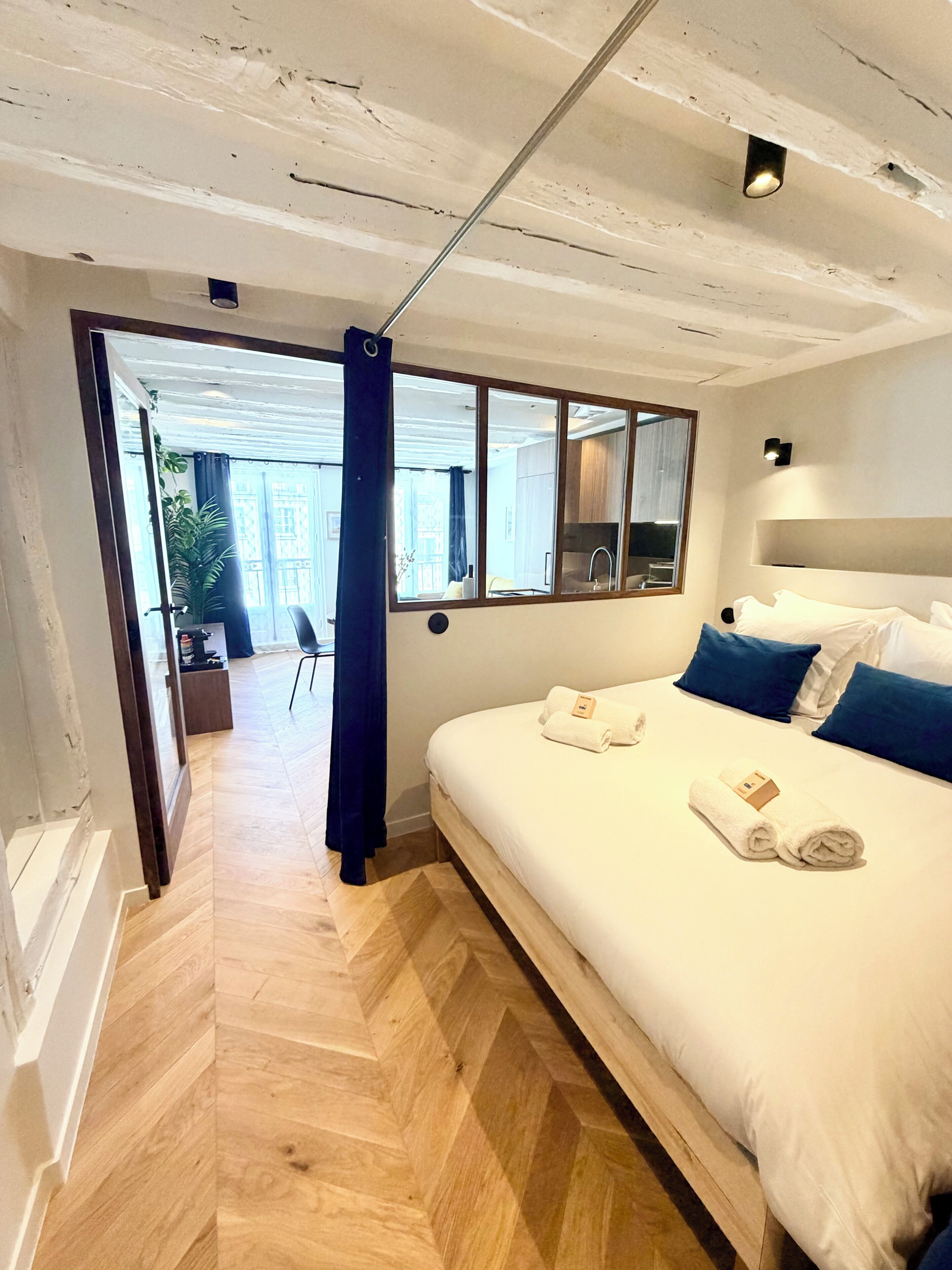 1 habitación, tabla de planchar con plancha, wifi gratis y ropa de cama 