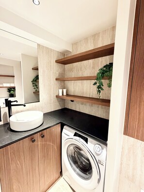 Douche, sèche-cheveux, serviettes fournies, savon