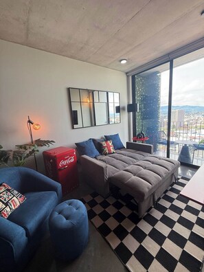 Smart TV, books, offices - URBN Escalante | Food Scene, Pool & Workspace (San José)