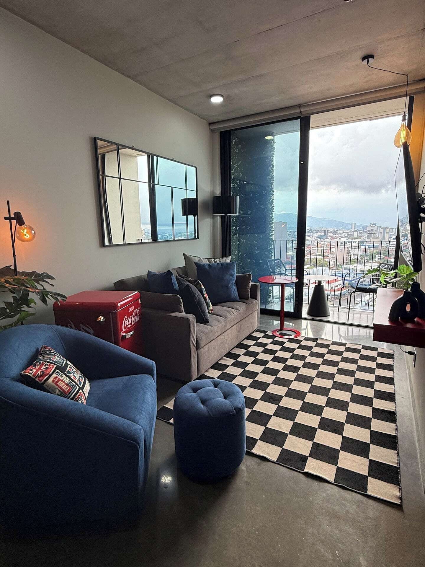 Älytelevisio, kirjoja, työhuone