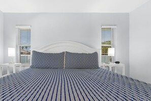 3 bedrooms, travel cot, WiFi, bed sheets - This Must Be The Place (Cape Coral)