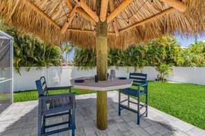 Outdoor dining - This Must Be The Place (Cape Coral)
