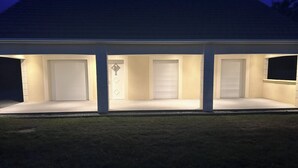 Un edificio moderno con tres ventanas grandes y techo plano.