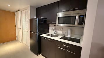 Réfrigérateur, micro-ondes, plaque de cuisson, cafetiÚre/bouilloire