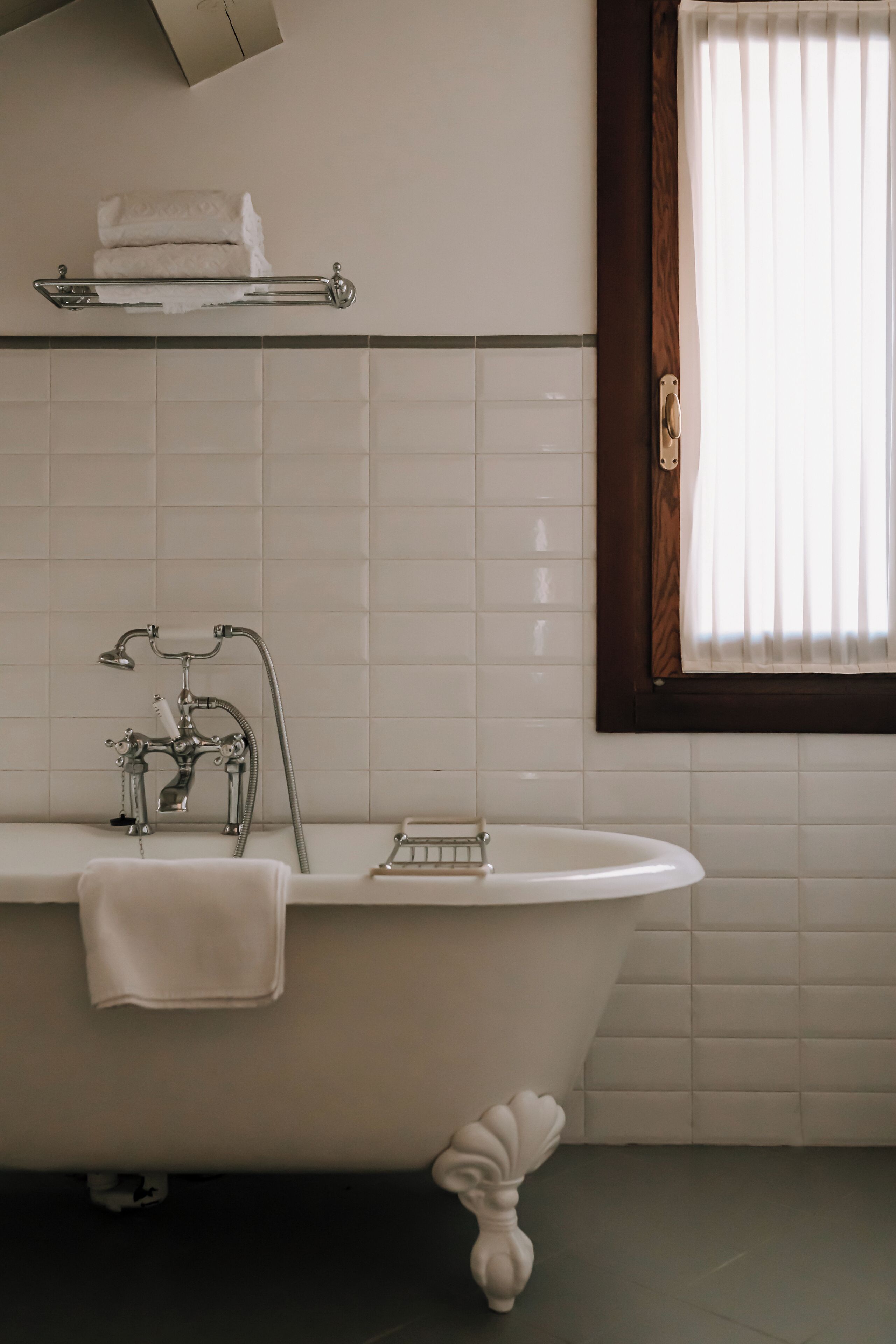 Executive Suite, 1 Queen Bed with Sofa bed | Bathroom | Hair dryer, towels, soap, shampoo