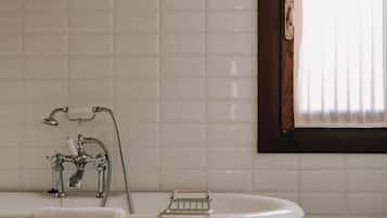 Executive Suite, 1 Queen Bed with Sofa bed | Bathroom | Hair dryer, towels, soap, shampoo