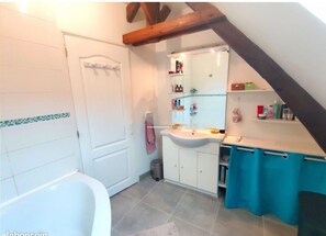 Hair dryer, towels, soap, toilet paper - Near Fécamp and Etretat between sea and countryside, family house, large garden (Grainville-la-Teinturière)