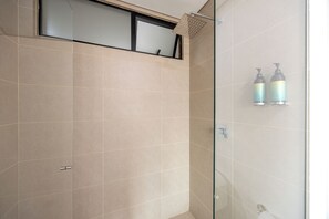 Douche, articles de toilette écologiques, sèche-cheveux