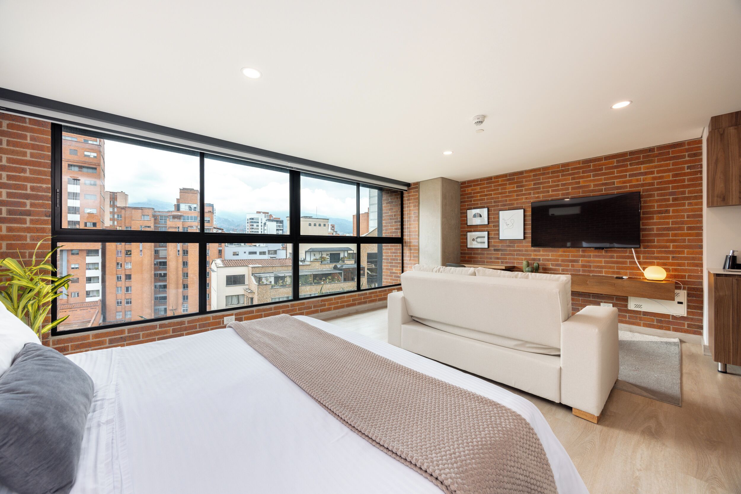 1 Schlafzimmer, Zimmersafe, Schreibtisch, Bügeleisen/Bügelbrett