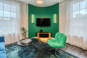 TV connectée, livres, médiathèque