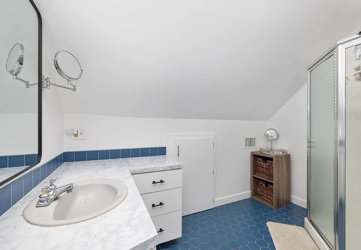 Een haardroger, een bidet, handdoeken, zeep