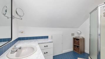 Een haardroger, een bidet, handdoeken, zeep