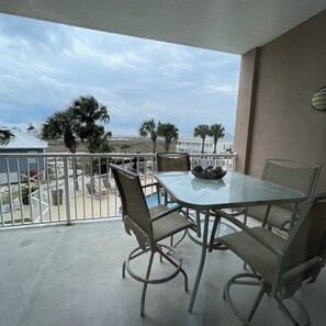 Outdoor dining - Coastal Comfort: 1 Bedroom, 2 Baths, Steps from Relaxation (Gulf Shores)