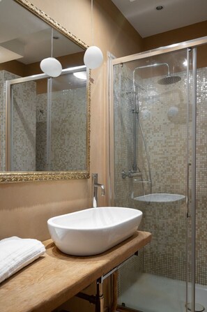 Douche, sèche-cheveux, bidet, serviettes fournies